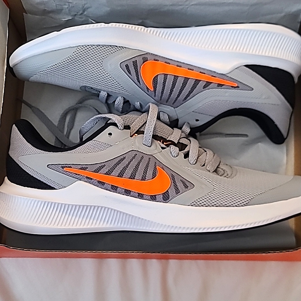 Nike Downshifter 10 (GS) kids size 4Y